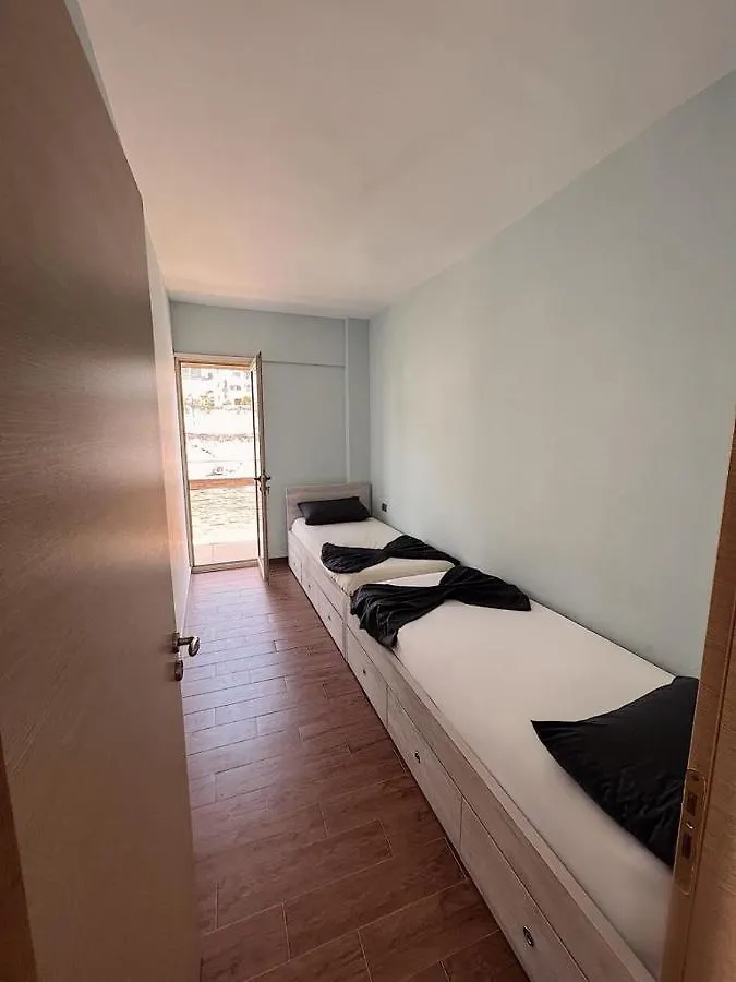 Grosszuegige Wohnung In Zentraler Lage Mit Balkon Sarandë 0*,
